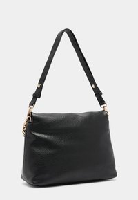 Schwarze Lederhandtasche mit einer strukturierten Oberfläche, verstellbarem Trageriemen, goldenen Hardwareakzenten und rechteckiger Form.