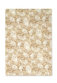 Katoenen stof met een ginkgo-bladafdruk in wit en goud op een beige achtergrond, met fijne texturen en gedetailleerde bladomtrekken.