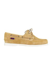 Scarpa da barca in suede color beige chiaro, con suola in gomma bianca, occhielli argentati e doppio sistema di lacci per una vestibilità sicura, completata da un dettaglio cucito sulla punta.