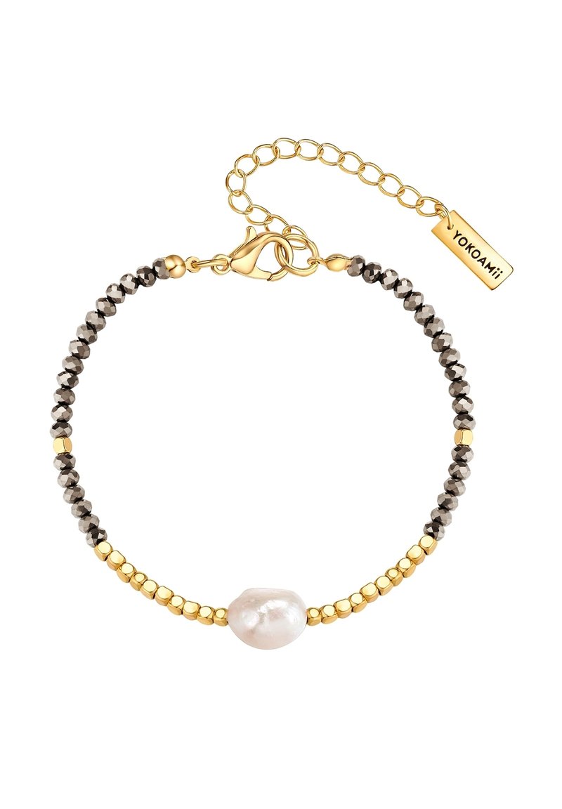 Armband in Goldfarbe mit runden schwarzen Perlen, goldenen Metallakzenten, einer zentralen unregelmäßigen weißen Perle und einem Karabinerverschluss mit einem Anhänger.