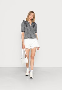 ONLY ONLBEA FRILL - Blusa com botões - grey denim