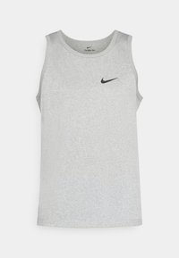 Camiseta atlética sin mangas de color gris claro con cuello redondo y un logo negro de Nike en el pecho. Textura suave con un sutil patrón jaspeado.