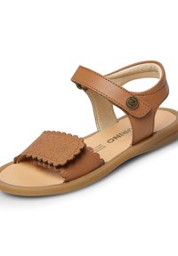 Sandal in pelle marrone con design a striscia scallop, cinturino alla caviglia regolabile e soletta imbottita. Texture liscia, stile minimalista.