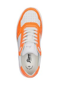 Weiße Leder-Sneaker mit orangefarbenen Akzenten, perforiertem Zehenbereich, weißen Schnürsenkeln und schwarzem Markenlogo auf der Innensohle. Niedrig geschnittenes Design mit runder Zehenform.
