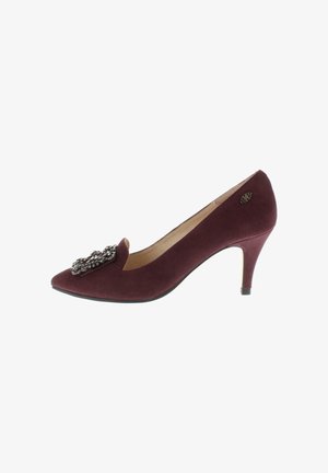 Bordeauxroter Wildleder-Pumps mit mittelhohem Absatz, spitzer Zehenpartie, dekorativer, mit Schmuck besetzter Brosche auf der Vorderseite und kleinem Metall-Logo an der Seite.