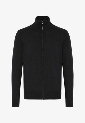 Juodas užtrauktuku užsegamas megztinis su aukštu apykakle, pagamintas iš glotnaus mezgimo audinio. Savybės: gipiūro rankogaliai ir apačia, užtrauktukas priekyje ir minimalus ženklinimas.