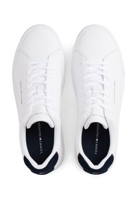 Bijele tenisice sa gornjim dijelom od glatkog sintetičkog materijala, ravnim vezicama, tamnoplavim naglascima na peti i podstavljenom unutarnjom oblogom za udobnost.