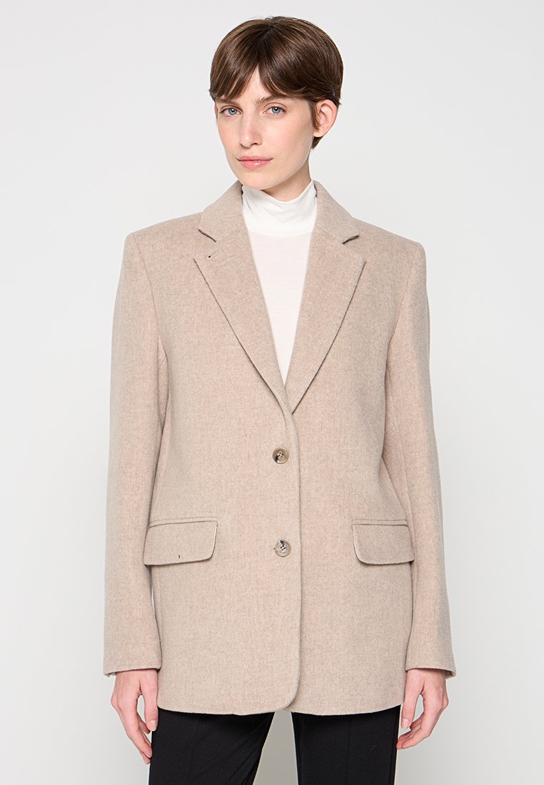 Hellbeige Wollblazer mit schlanker Silhouette, einreihigem Design, Reverskragen, zwei vorderen Taschen und zwei Knöpfen. Glatte Textur, taillierte Passform.