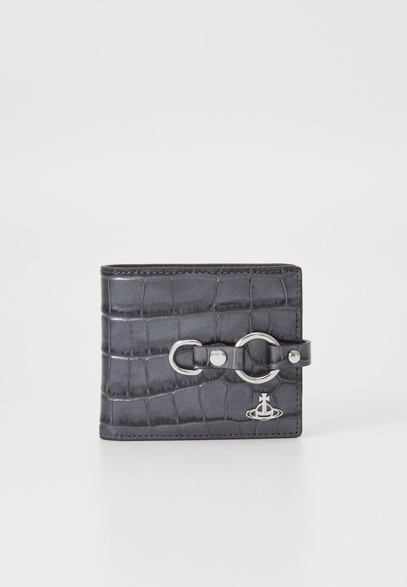 Portafoglio in pelle nera con stampa a coccodrillo, con accessori in argento, caratterizzato da un dettaglio di chiusura circolare e un emblema logo nell'angolo inferiore.