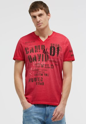 Camp David, CAMP DAVID T-SHIRT MIT V-CUT UND USED PRINT - T-Shirt print - red orange