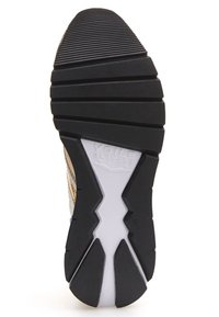Sole in gomma nera con un motivo a zigzag, etichettata "VOILE BLANCHE", caratterizzata da una sezione centrale bianca e scanalature testurizzate per la trazione.