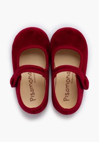 Czerwone zamszowe buty Mary Jane z okrągłym noskiem, elastycznym paskiem i wyściełaną wkładką. Gładka tekstura z tonowym przeszyciem i brandingiem wewnątrz.
