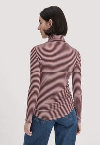 Gestreifter Rollkragenpullover in Burgunderrot und Creme, langärmlig, körperbetont, weiche Textur, mit hohem Kragen und einer Vielzahl horizontaler Streifen.