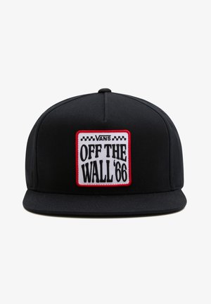 Czarna czapka typu snapback Vans z płaskim daszkiem i białą naszywką z napisem "Vans Off The Wall '66" obramowanym na czerwono na przednim panelu.
