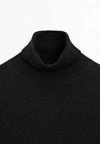 Czarny sweter z golfem, z prążkowanym kołnierzem i gładką fakturą, prezentujący dopasowany krój bez wzorów i ozdób.