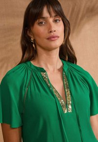 Love & Roses PETITE FIT - SHORT SLEEVE SEQUIN V-NECK - Blúzka - green