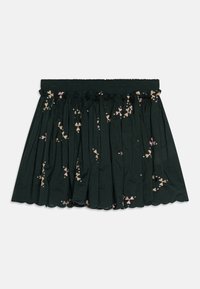 Mørk grønn skjørt med strikket midje, som har rosa og kremfarget blomsterbroderi og en scallop-kant. Plisserte detaljer med myk tekstur.