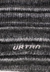 Hallide hallusuhkraga hall beanie, millel vahelduvad tumedad ja heledad triibud. Omab tekstuurset kangast ning esiosas on väike valge logo õmmeldud.