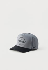 Kijelölve, smoke grey/black