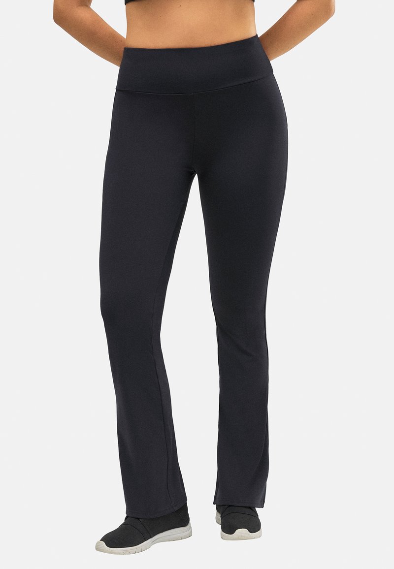 Pantalones de entrenamiento negros de campana con una cinturilla alta. Textura suave, tejido elástico y un ajuste cómodo. Adecuados para ropa activa.