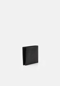 Portafoglio in pelle nera con finitura texturizzata, design bifold e diversi scomparti per carte visibili, appoggiato su uno sfondo bianco semplice.