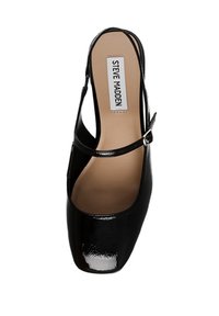 Scarpa slingback in vernice nera con punta quadrata, sottile cinturino sulla fascia del piede e cinturino alla caviglia con fibbia. Etichetta del marchio visibile all'interno.