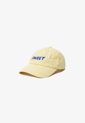 Cappellino da baseball giallo chiaro con visiera curva e la parola "SWEET" ricamata in blu sul davanti.