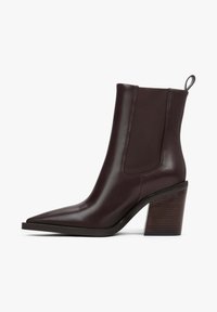 Bordowy skórzany botek za kostkę z szpiczastym noskiem, elastycznymi bokami i teksturowanym, drewnianym obcasem typu blok. Posiada pętelkę ułatwiającą zakładanie.