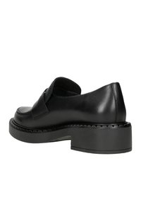 Scarpe in pelle nera con punta arrotondata, tacco basso a blocco e superficie liscia. Presentano una cintura laterale e un delicato dettaglio di cucitura.