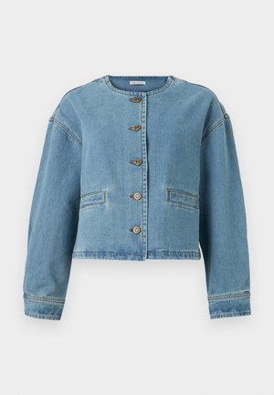 Ανοιχτό μπλε τζιν τζάκετ με στρογγυλή λαιμόκοψη, μακριά μανίκια, κούμπωμα με κουμπιά μπροστά και δύο οριζόντιες τσέπες με σχισμές.