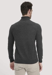 Dunkelgrauer Strickpullover mit hohem Kragen, eng anliegendem Schnitt und langen Ärmeln. Rippbündchen und Saum, weiche Textur, zeigt die Rückansicht.
