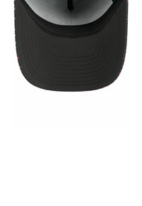 Schwarze Kappe mit flacher Krempe, die am Rand ein buntes Blumenmuster aufweist. Das Innere zeigt einen hellgrauen Futter.