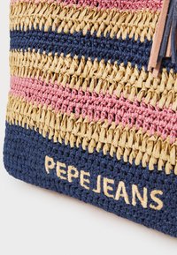 Vævet stråtaske med pinke, gule og navy striber. Har "PEPEJEANS" logo i guldtråd, lange læderkvaster og struktureret overflade.