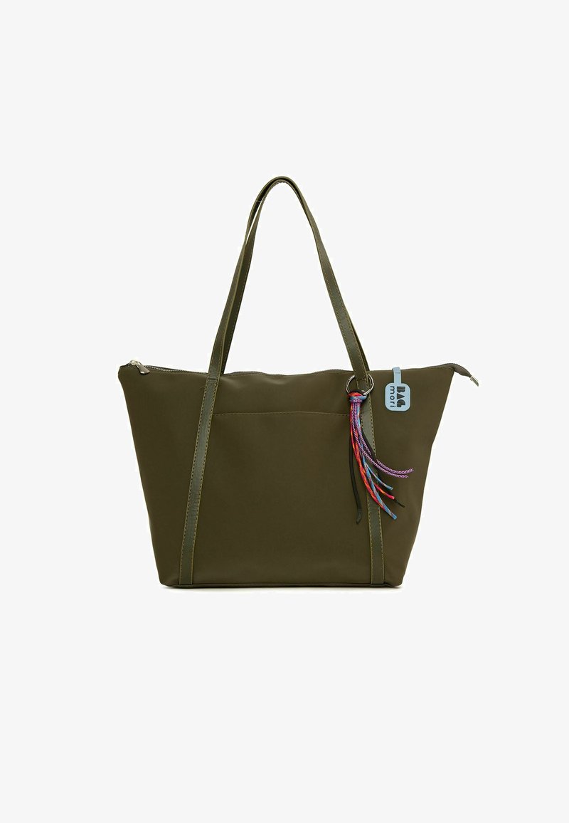Olivovo zelená taška s dvoma dlhými popruhmi, zipsom a dekoratívnymi viacfarebnými strapcami. Hladká textúra s kontrastnými švíkmi.