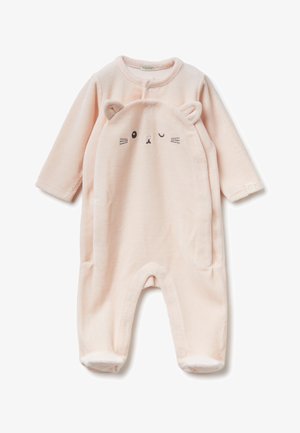 Hellrosa Babystrampler aus weichem Stoff, mit einem Bärenkopfdesign, das gestickte Augen und Ohren aufweist, sowie einem Druckknopfverschluss am Hals.