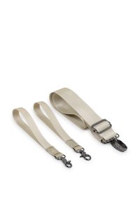 Ensemble de sangles en nylon beige ajustables comprenant deux sangles plus courtes et une plus longue. Clips en métal robustes et une boucle pour un attachement sécurisé.