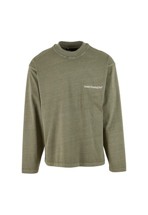 Maglietta a maniche lunghe color verde oliva con colletto rotondo, con la scritta "Sunday Running Club" stampata in piccolo font bianco sul lato sinistro del petto.