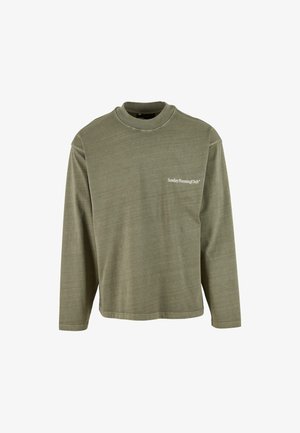 Maglietta a maniche lunghe color verde oliva con colletto rotondo, con la scritta "Sunday Running Club" stampata in piccolo font bianco sul lato sinistro del petto.