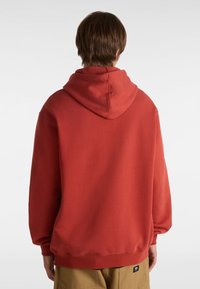 Rote Kapuzenjacke mit lässigem Schnitt und gerippten Bündchen. Verfügt über ein strukturiertes Fleece-Innenfutter und eine auffällige Kapuze. Einfaches Design, keine Muster.