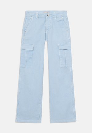 Pantalon large à rayures verticales bleu clair et blanc avec bouton à l'avant, passants pour ceinture, poches latérales et poches cargo sur chaque jambe.