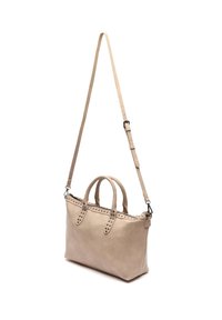 Beige läderväska med dubbla handtag, justerbar axelrem och nitar längs toppen. Slät yta och rektangulär form.