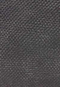 Gros plan d’un tissu gris foncé texturé avec un motif tissé serré et une surface légèrement surélevée.