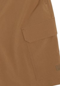 Pantalones cortos de carga marrones fabricados en tejido ligero, con una superficie texturizada, bolsillo lateral y detalle de costura en contraste.