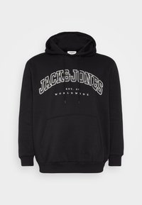 Svart hoodie i bomull, med en känguruficka, dragsko i huva och vit textlogga "JACK & JONES" över bröstet.