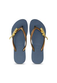 Des tongs bleues avec des semelles en caoutchouc texturé et des lanières marron, dotées d'un accent en ton doré en forme de lézard sur chaque lanière.