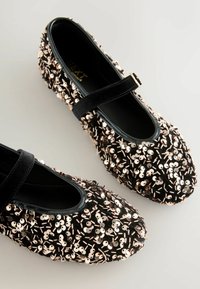 Schwarze Mary Jane Schuhe mit einem pailettenbesetzten Design, ausgestattet mit einem Samtband und goldenen Akzenten, runder Zehenform und einer strukturierten Oberflächenbeschaffenheit.
