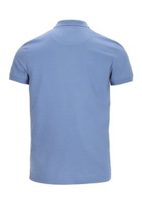 Helles blaues Polohemd mit kurzen Ärmeln, einem Kragen und einer glatten Baumwollstruktur. Verfügt über einfache Nähte und keine sichtbaren Logos oder Muster.