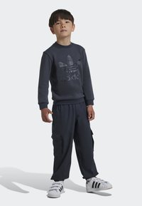 adidas Originals CREW SET - Tuta - carbon