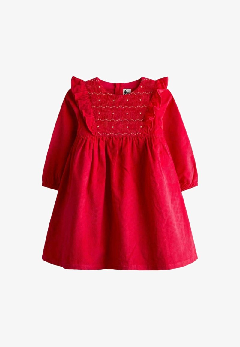 Robe rouge à manches longues en coton, présentant un col à volants et des détails froncés avec une broderie subtile. Jupe évasée.