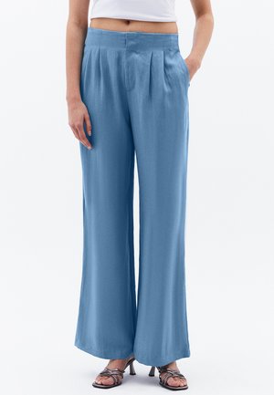 Light blue wide-leg trousers with pleats at the waistband, made of a soft fabric, featuring a smooth texture and a relaxed fit.